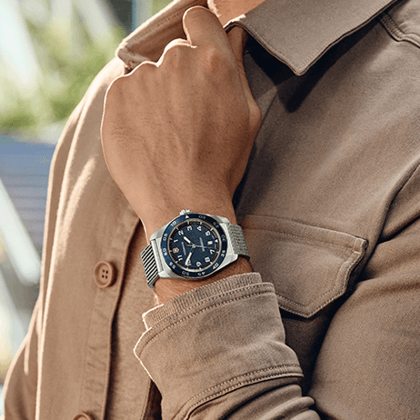 hombre con reloj swiss army automatic victorinox
