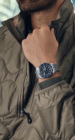hombre con reloj swiss army quartz victorinox