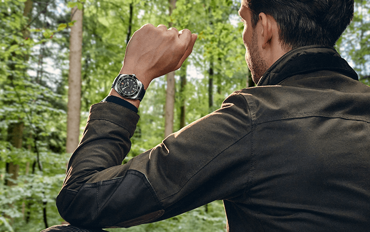 hombre con reloj swiss army automatic victorinox