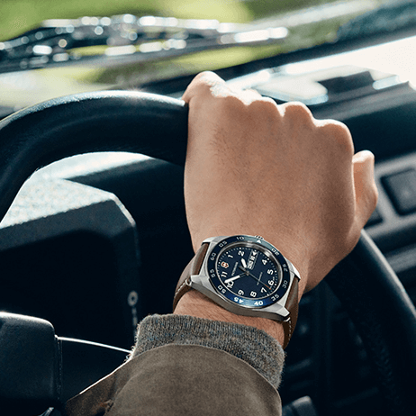 hombre con reloj swiss army quartz victorinox