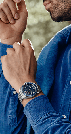 hombre con reloj swiss army chrono victorinox