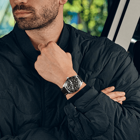hombre con reloj swiss army quartz victorinox